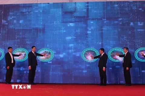 Ra mắt sản phẩm du lịch thông minh, đón khách tham quan Chính điện Lam Kinh. (Ảnh: Nguyễn Nam/TTXVN)