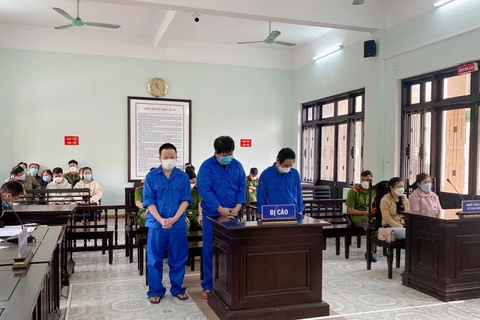 Các bị cáo tại phiên tòa xét xử sơ thẩm do Tòa ánh Nhân dân tỉnh Thừa Thiên-Huế mở. (Nguồn: cand.com.vn)