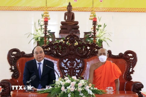 Chủ tịch nước Nguyễn Xuân Phúc nói chuyện với các vị chư tăng của Học viện Phật giáo Nam tông Khmer. (Ảnh: Thống Nhất/TTXVN)