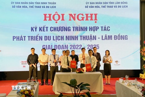 Sở Văn hóa, Thể thao và Du lịch tỉnh Ninh Thuận và tỉnh Lâm Đồng ký kết hợp tác. (Ảnh: Công Thử/TTXVN)