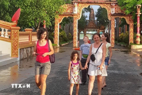 Du khách nước ngoài tham quan chùa của đồng bào Khmer. (Ảnh: Tuấn Kiệt/TTXVN)