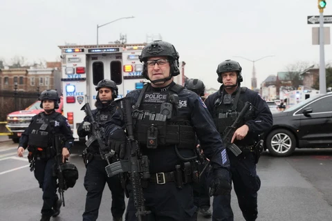Cảnh sát đến hiện trường vụ xả súng ở ga tàu điện ngầm. (Nguồn: news.sky.com)