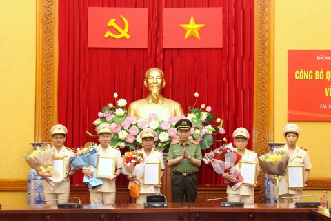 Bộ trưởng Tô Lâm trao các Quyết định của Bộ Chính trị cho các đồng chí được chỉ định tham gia Đảng ủy, Ban Thường vụ Đảng ủy Công an Trung ương nhiệm kỳ 2020-2025. (Nguồn: cand.com.vn)