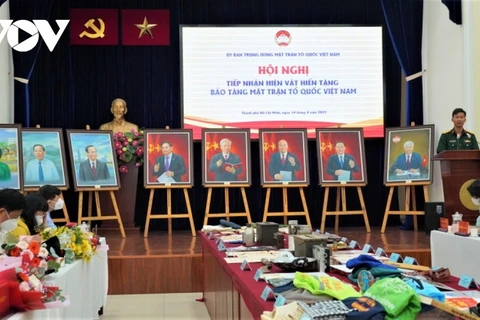 Quang cảnh tiếp nhận hiện vật hiến tặng Bảo tàng Mặt trận Tổ quốc Việt Nam. (Nguồn: vov.vn)