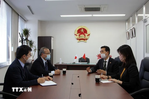 Đại sứ Vũ Hồng Nam tới thăm và làm việc với Văn phòng Lãnh sự Danh dự Việt Nam ở Mie. (Ảnh: Đức Thịnh/TTXVN)