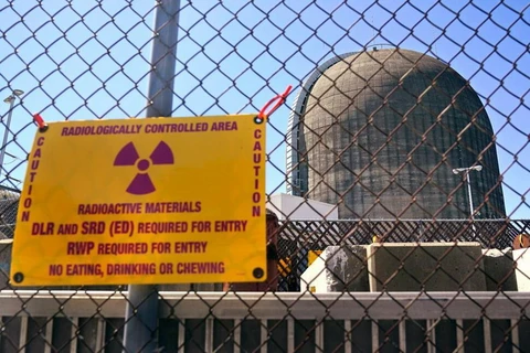 Một dấu hiệu cảnh báo chất phóng xạ được nhìn thấy trên hàng rào xung quanh một tòa nhà ngăn chặn lò phản ứng hạt nhân vào ngày 26/4/2021, vài ngày trước khi nó ngừng phát điện tại Trung tâm Năng lượng Indian Point ở Buchanan. (Nguồn: AP)