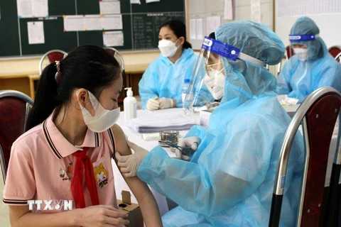 Cán bộ Y tế tiêm vaccine phòng COVID-19 cho học sinh trường THCS Gia Cẩm, thành phố Việt Trì, tỉnh Phú Thọ. (Ảnh: Trung Kiên/TTXVN)
