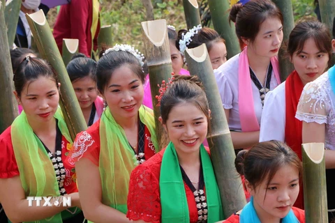 Các cô gái thái xinh xắn tham gian Lễ hội Áp Hô Chiêng. (Ảnh: Nguyễn Oanh/TTXVN)