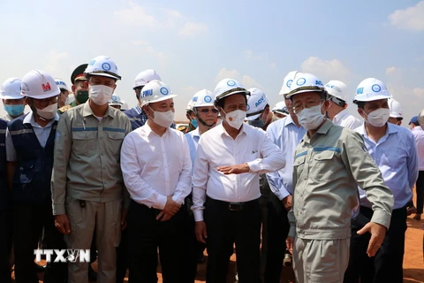 Phó Thủ tướng Lê Văn Thành kiểm tra thực tế hiện trường sân bay Long Thành. (Ảnh: Công Phong/TTXVN)