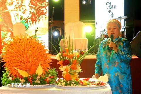 Nghệ nhân nhân dân Tôn Nữ Thị Hà giới thiệu về món nem công, chả phượng xứ Huế. (Ảnh: Tường Vi/TTXVN)