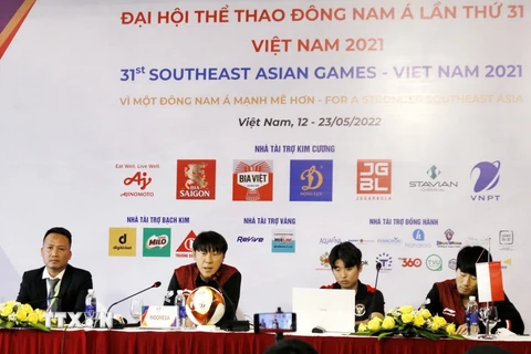 Huấn luyện viên Shin Tae-yong của U23 Indonesia trả lời họp báo trước trận gặp U23 Việt Nam vào ngày 6/5, tại sân vận động Việt Trì (tỉnh Phú Thọ). (Ảnh: TTXVN) 