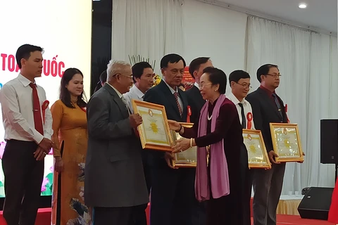 Chủ tịch Hội Khuyến học Việt Nam Giáo sư, Tiến sỹ Nguyễn Thị Doan trao bằng khen cho các đại biểu tại Đại hội biểu dương các mô hình học tâp tiêu biểu toàn quốc giai đoạn 2016-2020. (Ảnh: PV/Vietnam+)