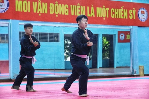 Hai vận động viên đội tuyển Pencak Silat Việt Nam tập luyện Silat Seni (biểu diễn) nội dung Tunggal phần tay không. (Ảnh: Tuấn Anh/TTXVN)