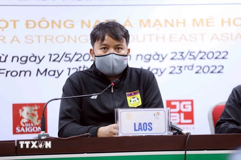 Huấn luyện viên trưởng Đội tuyển bóng đá nữ Lào Vongmisay Soubouakham phát biểu. (Ảnh: Anh Tuấn/TTXVN)