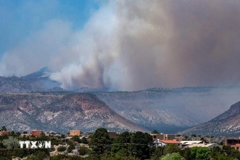 Khói bốc lên từ đám cháy rừng ở Cochiti, bang New Mexico, Mỹ ngày 29/4 vừa qua. (Ảnh: AP/TTXVN)