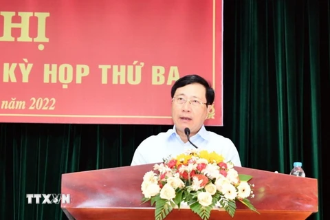 Phó Thủ tướng Phạm Bình Minh phát biểu tại buổi tiếp xúc cử tri. (Ảnh: TTXVN phát)