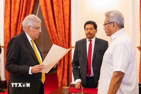 Ông Ranil Wickremesinghe (trái) tuyên thệ nhậm chức Thủ tướng Sri Lanka trước sự chứng kiến của Tổng thống Gotabaya Rajapaksa (phải) tại Dinh Tổng thống ở Colombo ngày 12/5/2022. (Ảnh: AFP/TTXVN)