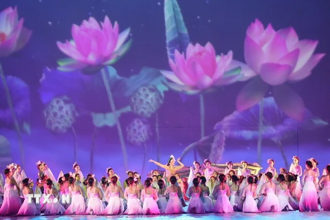 Màn múa nghệ thuật quảng trường mang tên “Hồn Sen Việt” với số lượng lớn diễn viên, nghệ sĩ kết hợp với công nghệ đồ họa để giới thiệu biểu tượng của SEA Games 31. (Ảnh: TTXVN)