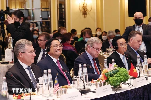 Thủ tướng Phạm Minh Chính cùng các lãnh đạo ASEAN gặp Cộng đồng doanh nghiệp Hoa Kỳ. (Ảnh: Dương Giang/TTXVN)