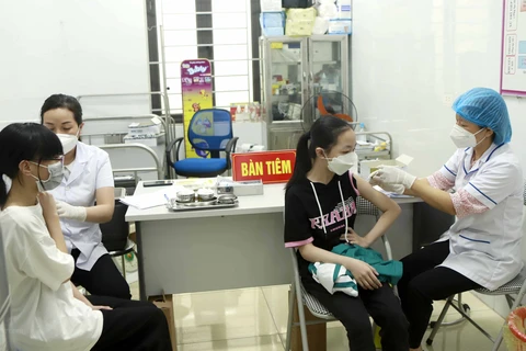 Tiêm vaccine phòng COVID -19 cho trẻ từ 5 đến 11 tuổi tại phường Liên Bảo, thành phố Vĩnh Yên. (Ảnh: Hoàng Hùng/TTXVN)