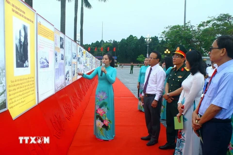 Các đại biểu xem các bức ảnh tại Triển lãm “Đẩy mạnh học tập và làm theo tư tưởng, đạo đức, phong cách Hồ Chí Minh.” (Ảnh: Tá Chuyên/TTXVN)