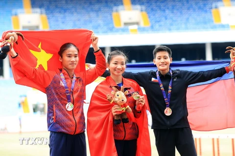 Vận động viên Nguyễn Thị Oanh nhận huy chương Vàng nội dung chạy 3000m vượt chướng ngoại vật. (Ảnh: Huy Hùng/TTXVN)