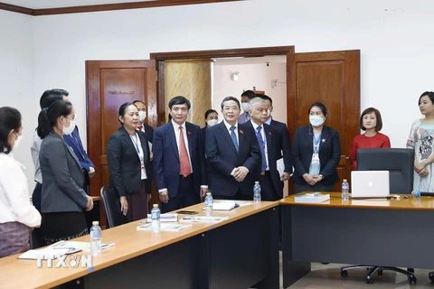 Phó Chủ tịch Quốc hội Nguyễn Đức Hải thăm Lớp học tiếng Việt-khóa 1 của Văn phòng Quốc hội Lào. (Ảnh: Doãn Tấn/TTXVN)