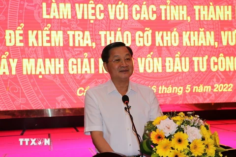 Ông Lê Minh Khái, Bí thư Trung ương Đảng, Phó Thủ tướng Chính phủ, Tổ trưởng Tổ công tác số 2, phát biểu tại buổi làm việc. (Ảnh: Ngọc Thiện/TTXVN)