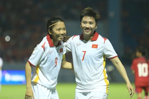 Niềm vui của các cô gái Việt Nam trong chiến thắng trước Campuchia. (Ảnh: Thanh Xuân/Vietnam+)