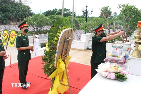 Lễ Truy điệu, an táng hài cốt liệt sỹ Việt Nam hy sinh tại Lào. (Ảnh: TTXVN phát)