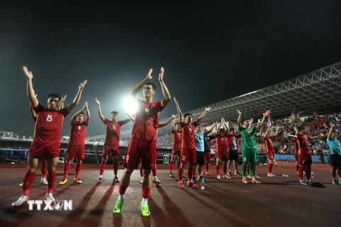Các cầu thủ U23 Việt Nam cám ơn khán giả đã cổ vũ nhiệt tình cho đội tuyển thi đấu và giành chiến thắng với U23 Myanmar. (Ảnh: Minh Quyết/TTXVN)