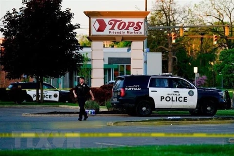 Cảnh sát được triển khai tại hiện trường vụ xả súng tại cửa hàng tạp hóa ở bang New York, Mỹ ngày 15/5. (Ảnh: Shutterstock/TTXVN)