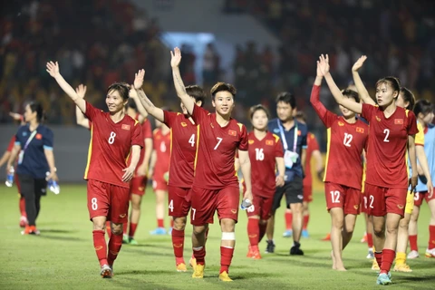 Niềm vui của các nữ cầu thủ Việt Nam khi kết thúc trận đấu với chiến thắng trước Myanmar. (Ảnh: Hoàng Linh/TTXVN)