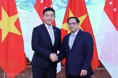 Thủ tướng Phạm Minh Chính và Chủ tịch Quốc hội Singapore Tan Chuan-Jin. (Ảnh: Dương Giang/TTXVN)