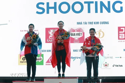 Các vận động viên nhận huy chương nội dung 10m súng hơi nữ (từ trái sang): Plengsaengthong Ratchadaporn (Thái Lan, huy chương Bạc), Phí Thanh Thảo (Việt Nam, huy chương Vàng), Veloso Martina Lindsay P (Singapore, huy chương Đồng). (Ảnh: Hoàng Hiếu/TTXVN)