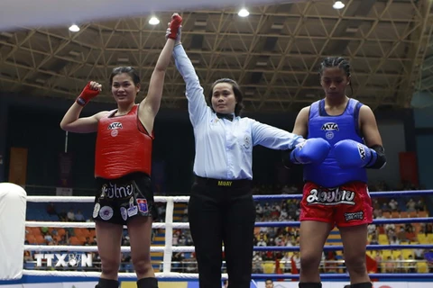 Nữ võ sỹ Bàng Thị Mai (Việt Nam, đỏ) thắng võ sỹ April Joy La Madrid (Philippines, xanh) nội dung thi đấu đối kháng hạng 60kg. (Ảnh: Hoàng Hùng/TTXVN)