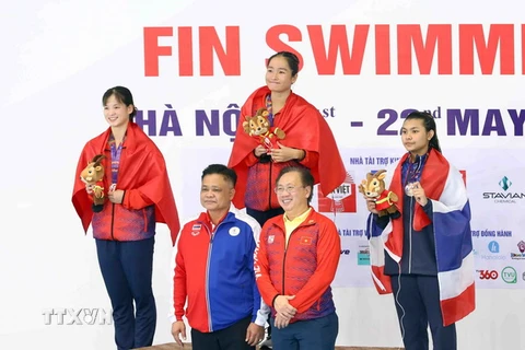 Kình ngư Cao Thị Duyên (Việt Nam) giành huy chương Vàng và phá kỷ lục SEA Games nội dung 100m vòi hơi chân vịt đôi nữ với thành tích 49 giây 04. (Ảnh: Phạm Kiên/TTXVN)
