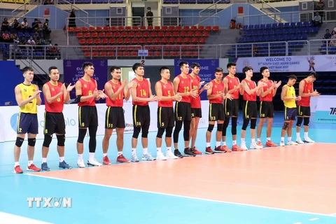 Các vận động viên đội bóng chuyền nam Việt Nam tham gia trận đấu. (Ảnh: Anh Tuấn/TTXVN)