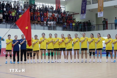 Đội tuyển bóng ném nữ Việt Nam thực hiện nghi thức chào cờ. (Ảnh: Thế Duyệt/TTXVN)