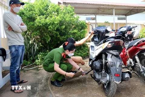 Triển khai thí điểm cấp đăng ký xe môtô tại Công an xã Tân Tiến, thị xã La Gi, tỉnh Bình Thuận. (Ảnh: Nguyễn Thanh/TTXVN)