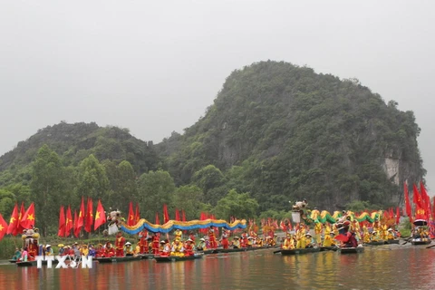 Du khách trải nghiệm một trong những hoạt động văn hóa của Tuần du lịch "Sắc vàng Tam Cốc-Tràng An." (Ảnh: Hải Yến/TTXVN)