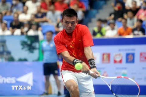Tay vợt Lý Hoàng Nam (Việt Nam) thắng 2-0 trận bán kết nội dung đơn nam môn Quần vợt SEA Games 31. (Ảnh: Thế Duyệt/TTXVN)