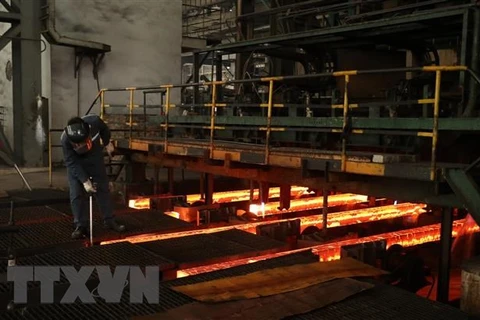 Hoạt động sản xuất tại Nhà máy thép Việt-Trung. (Ảnh: Quốc Khánh/TTXVN)