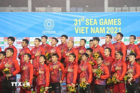 Các cầu thủ U23 Việt Nam và huấn luyện viên trưởng Park Hang-seo thực hiện nghi thức chào cờ dành cho đội giành huy chương Vàng. (Ảnh: Minh Quyết/TTXVN)