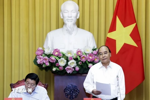 Chủ tịch nước Nguyễn Xuân Phúc làm việc với Tổ biên tập đề án “Chiến lược xây dựng và hoàn thiện Nhà nước pháp quyền xã hội chủ nghĩa Việt Nam đến năm 2030, định hướng đến năm 2045.” (Ảnh: Thống Nhất/TTXVN)