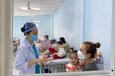 Các bệnh nhi nhập viện do sốt xuất huyết tại Bệnh viện Nhi đồng 2, Thành phố Hồ Chí Minh. (Ảnh: Đinh Hằng/TTXVN)