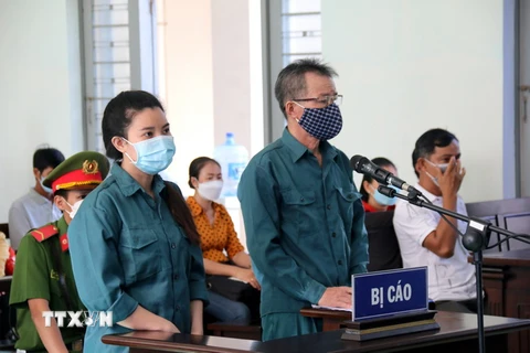 Hai bị cáo tại phiên tòa. (Ảnh: Nguyễn Thanh/TTXVN)