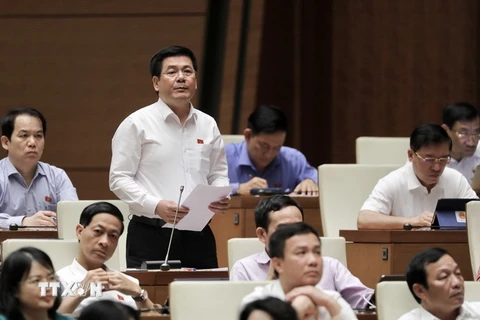 Bộ trưởng Bộ Công Thương Nguyễn Hồng Diên giải trình những vấn đề có liên quan. (Ảnh: Lâm Khánh/TTXVN)