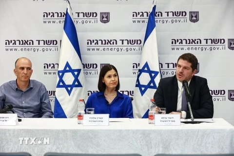 Bộ trưởng Năng lượng Israel Karine Elharrar - ngồi giữa. (Ảnh: TTXVN phát)