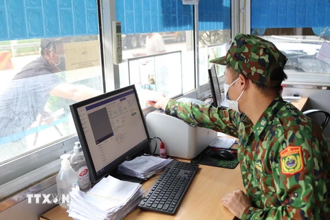 Cán bộ đồn Biên phòng Tân Thanh, tỉnh Lạng Sơn kiểm soát lái xe chở nông sản vào cửa khẩu. (Ảnh: Quang Duy/TTXVN)